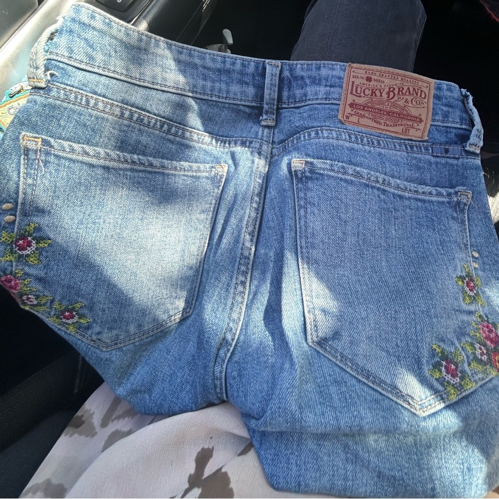Lucky 🍀 Brand Embroidered Blue Jeans - Picture 2 of 6